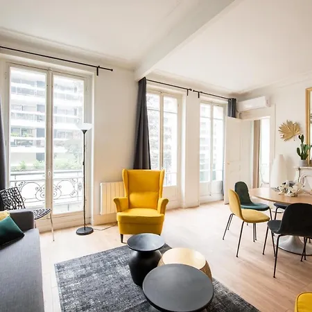 2 Bedroom Near Tour Eiffel & Trocadero Paris