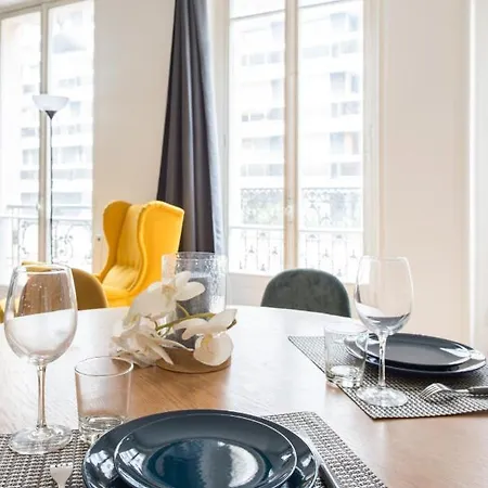 Apartment 2 Bedroom Near Tour Eiffel & Trocadero Paris