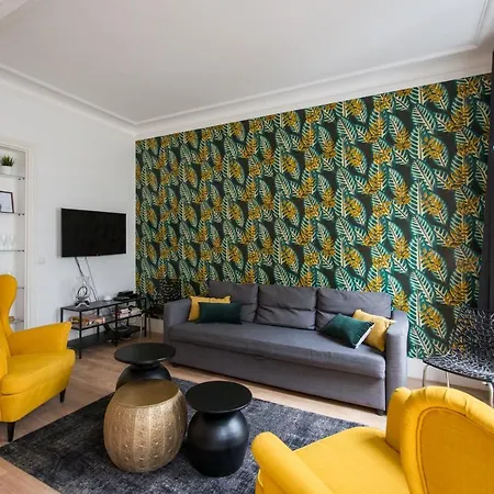 2 Bedroom Near Tour Eiffel & Trocadero Apartment Paris