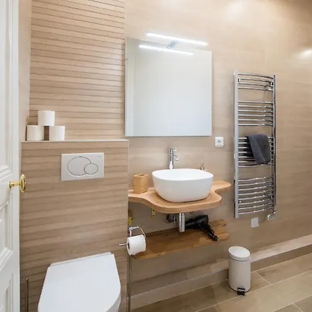 2 Bedroom Near Tour Eiffel & Trocadero Apartment