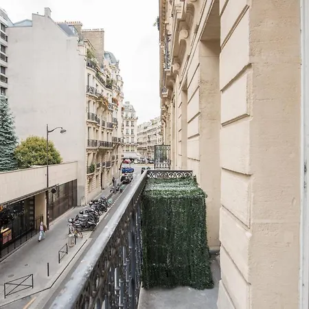 2 Bedroom Near Tour Eiffel & Trocadero Apartment